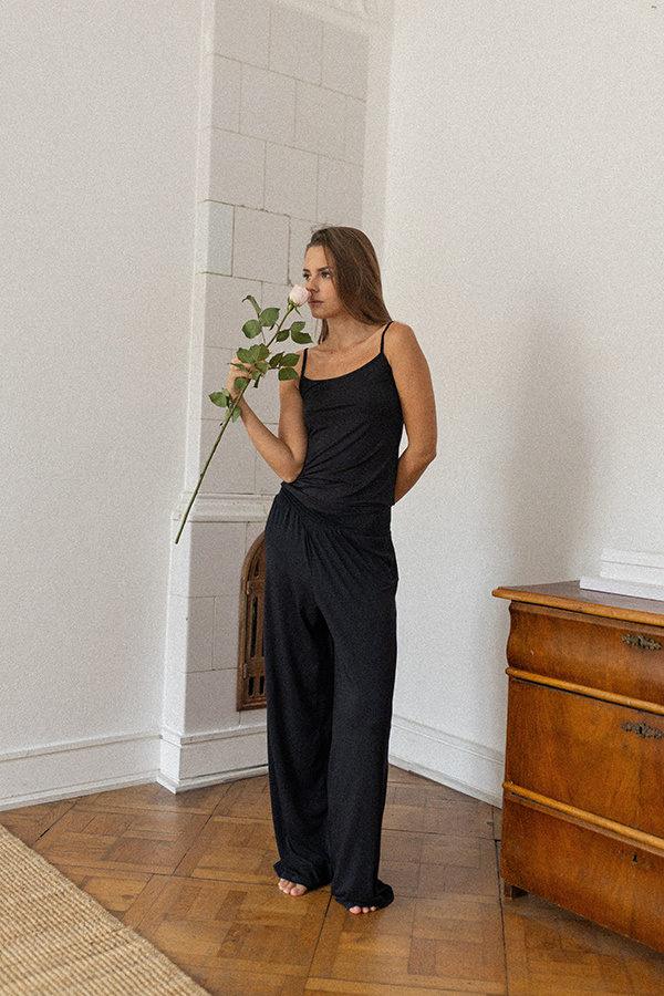 Damskie spodnie z zakładkami z modalu Yasmine Noire Petit