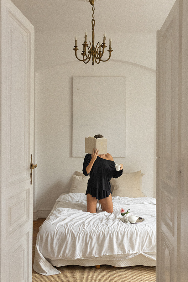 Bluzka z odkrytymi plecami i długim rękawem z modalu Iliana Noire