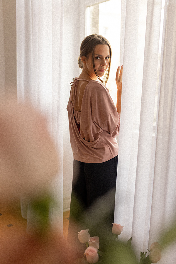 Bluzka z odkrytymi plecami i długim rękawem Iliana Rose